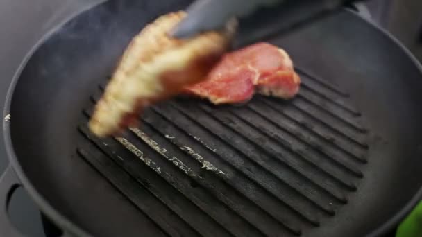 Koch grillt ein Steak auf dem Grill — Stockvideo