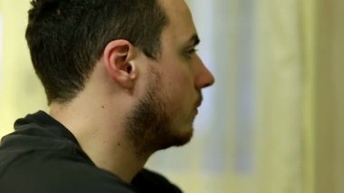 Genç adam kişisel bilgisayarda bilgisayar oyunu oynamak