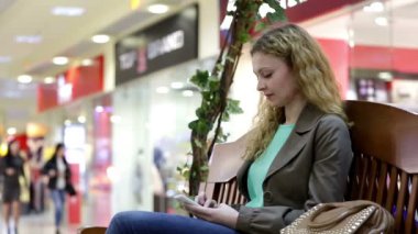 Akıllı alışveriş merkezinde yazarak kadın