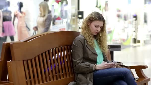 Γυναίκα πληκτρολογώντας στο smartphone στο εμπορικό κέντρο — Αρχείο Βίντεο