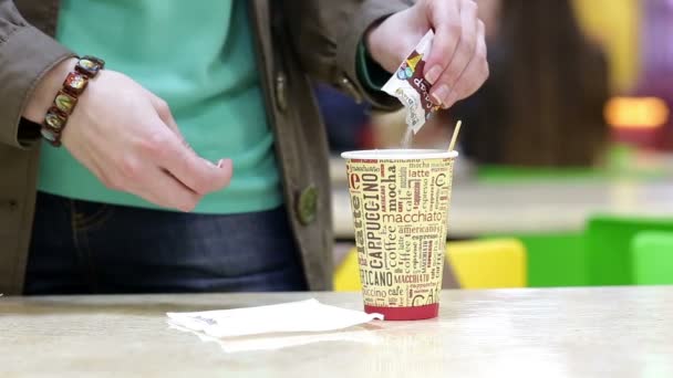 Primo piano colpo di donna mettere lo zucchero di canna in tazza con tè o caffè — Video Stock