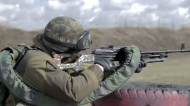Bir asker ile bir hedefe ateş bir askeri atış poligonu bir makinalı tüfek.