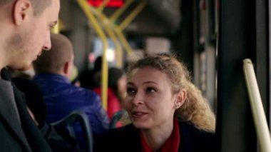 Adam ve kadın otobüste güneşli bir günde söz