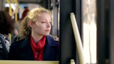 Genç kadın güneşli bir günde otobüsle seyahat