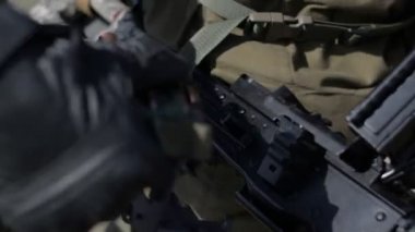 Gün boyunca bir askeri eğitim zemin bir makineli tüfek bir asker. Reloads silah