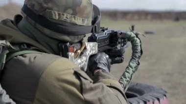 Bir asker ile bir hedefe ateş bir askeri atış poligonu bir makinalı tüfek.