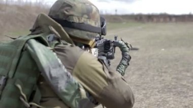 Bir asker ile bir hedefe ateş bir askeri atış poligonu bir makinalı tüfek.