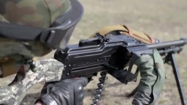 Bir asker ile bir hedefe ateş bir askeri atış poligonu bir makinalı tüfek.