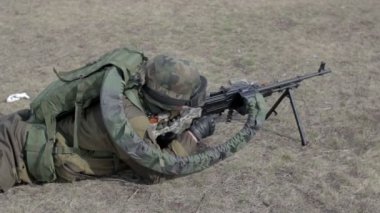 Bir asker ile bir hedefe ateş bir askeri atış poligonu bir makinalı tüfek.