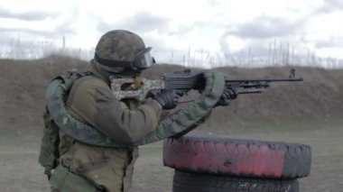 Bir asker ile bir hedefe ateş bir askeri atış poligonu bir makinalı tüfek.
