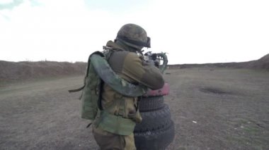 Bir asker ile bir hedefe ateş bir askeri atış poligonu bir makinalı tüfek.