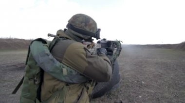 Bir asker ile bir hedefe ateş bir askeri atış poligonu bir makinalı tüfek.