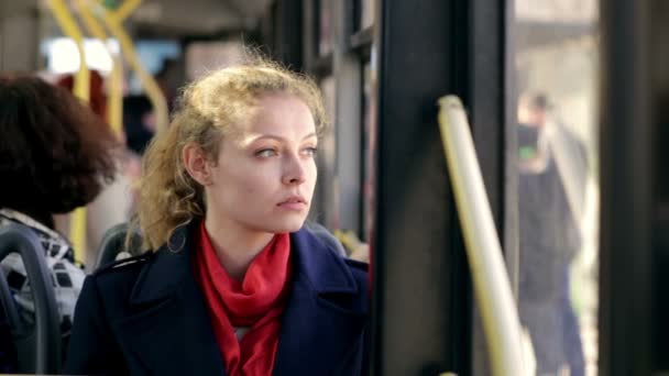 एक सनी दिवशी बसने प्रवास करणारी तरुण स्त्री — स्टॉक व्हिडिओ