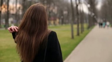 Genç güzel kız siyah şapkalı gülümseyerek mutlu bir şekilde kameraya, ağır çekim, kapatın.