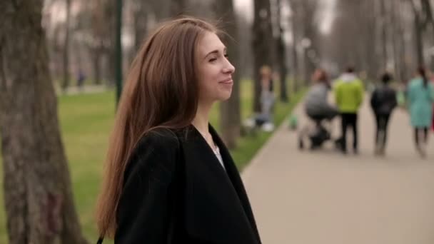 Jovem menina bonita sorri feliz em câmera, close-up, câmera lenta — Vídeo de Stock