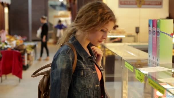 年轻女人在大商店选择货物 — 图库视频影像