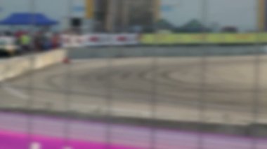 Araba yarışı asfalt yolda drift. Bir sürü duman. Bulanıklık.