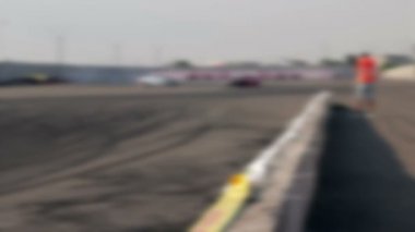 Araba yarışı asfalt yolda drift. Bir sürü duman. Bulanıklık.