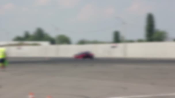 Drift bil racing på asfalt spår. En massa rök. Oskärpa. — Stockvideo