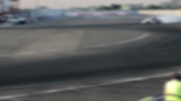 Drift závodní auto na asfaltové trati. Hodně kouře. Rozostření. — Stock video
