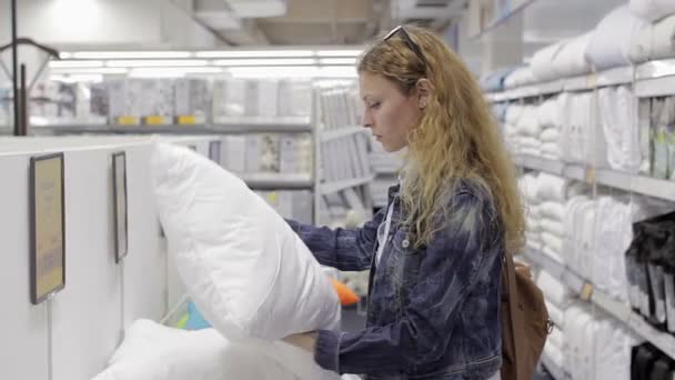 Giovane donna sceglie beni per bambini al supermercato — Video Stock