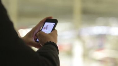 Kapalı köprüde bir akıllı telefon ile genç adam.