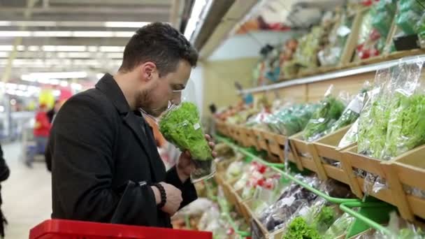 Homem escolhe produtos no supermercado — Vídeo de Stock