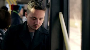 Tramvay ve kapasite tarafından seyahat adam