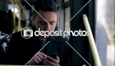 Cep telefonunu kullanarak otobüs adam. Okuma e-postalar. manifatura mesaj