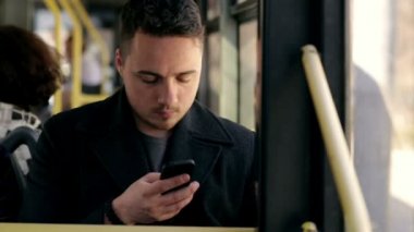 Cep telefonunu kullanarak otobüs adam. Okuma e-postalar. manifatura mesaj