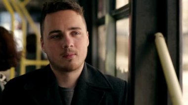 Arabası tarafından seyahat adam