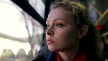 Genç kadın güneşli bir günde otobüsle seyahat