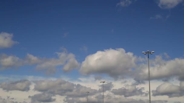 Wolken. Time-lapse. taymlaps. Lantaarns. Dag. — Stockvideo