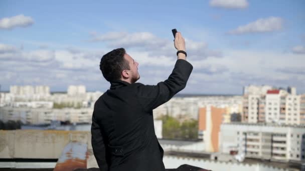 Mężczyzna łapie wifi na dachu. — Wideo stockowe