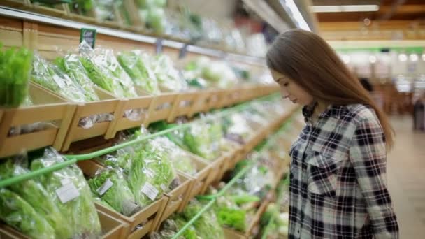 Jovem escolhe produtos no supermercado — Vídeo de Stock