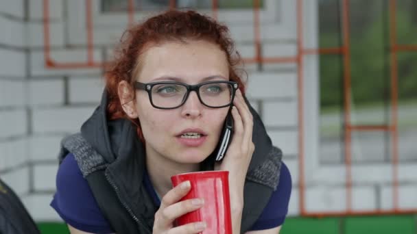 Mulher bonita beber café e telefone de chamada — Vídeo de Stock