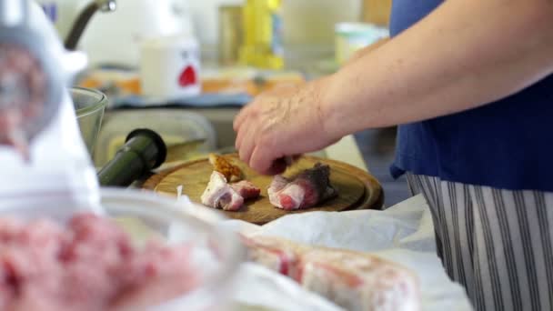 Maken gehakt van de vrouw in de keuken met vleesmolen — Stockvideo