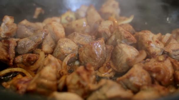 Chef che cucina cipolla e carne in padella wok — Video Stock