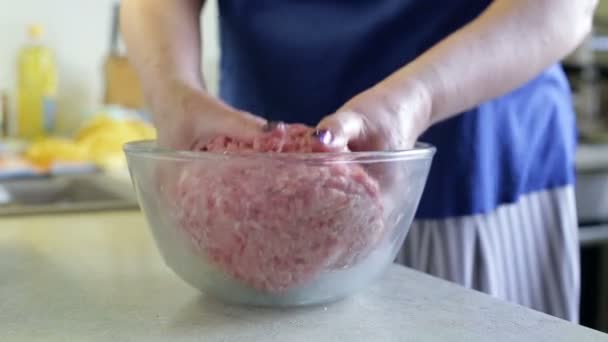 Maken gehakt van de vrouw in de keuken met vleesmolen — Stockvideo