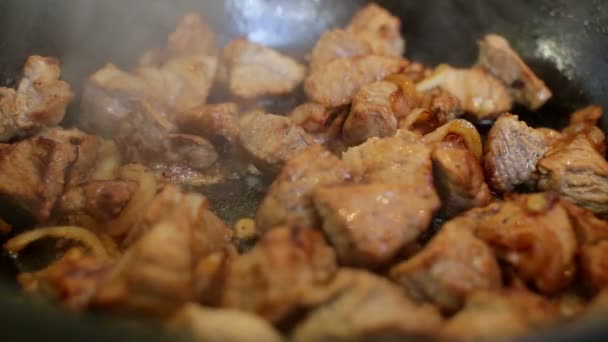 Chef cocinando cebolla y carne en sartén wok — Vídeos de Stock