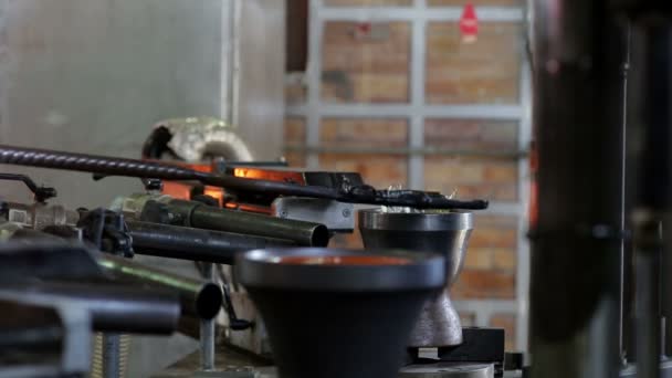 La machine fait préformer le verre — Video