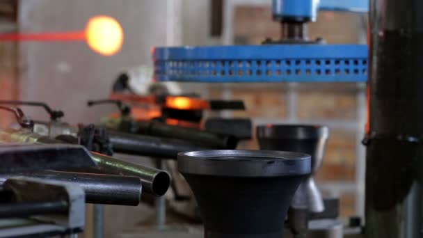 La machine fait préformer le verre 