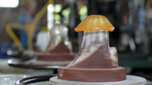 Робота виробляє продукт зі скла на заводі — стокове відео