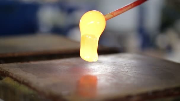 Gieten van glas in een fabriek — Stockvideo