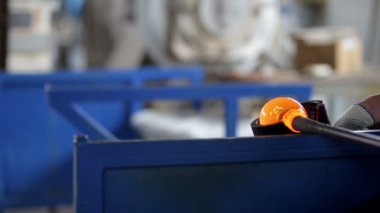 İş bir cam ürününden bir fabrikada yapar.