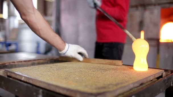 Gieten van glas in een fabriek — Stockvideo