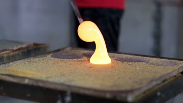 Casting glass in a factory — Stok Video