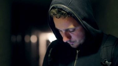 Adam telefonu ile karanlık koridorda