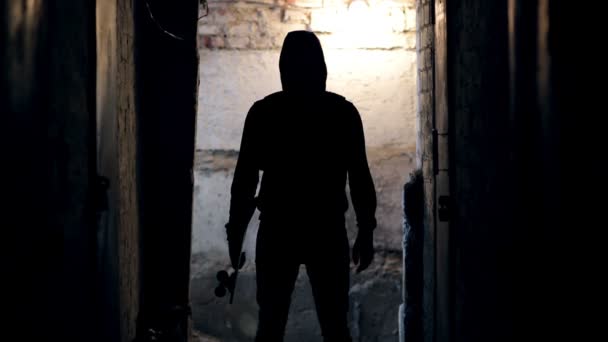 Człowiek stoi w ciemnym tunelu — Wideo stockowe