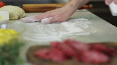 Mutfakta pizza yapmak